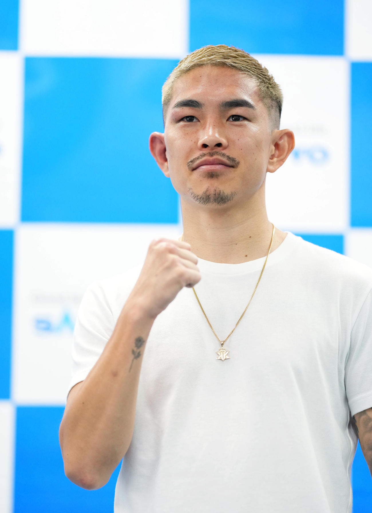 WBA世界スーパーフライ級タイトルマッチから一夜明け、会見でポーズをとる井岡（撮影・菅敏）
