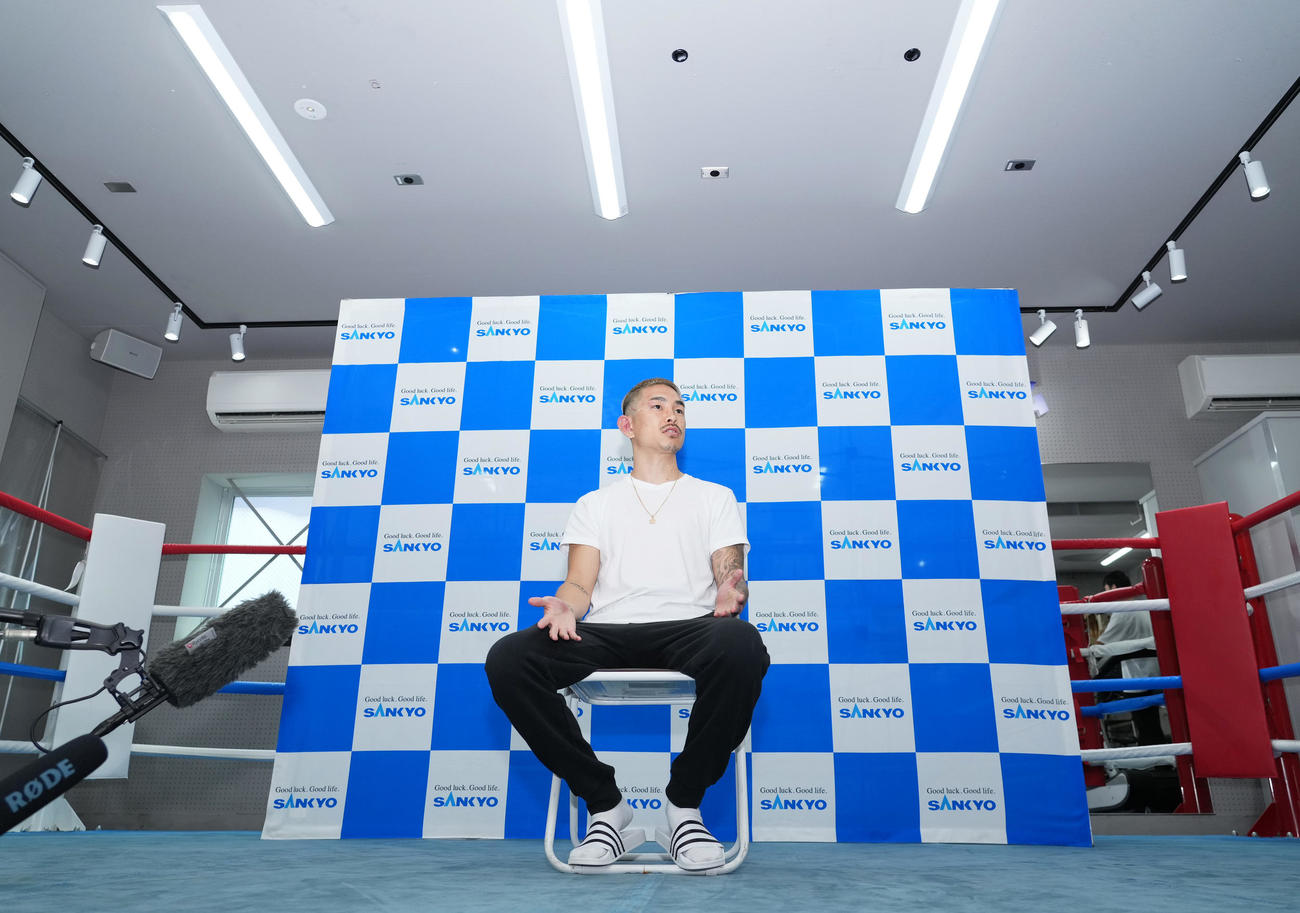 WBA世界スーパーフライ級タイトルマッチから一夜明け、会見で心境を話す井岡（撮影・菅敏）