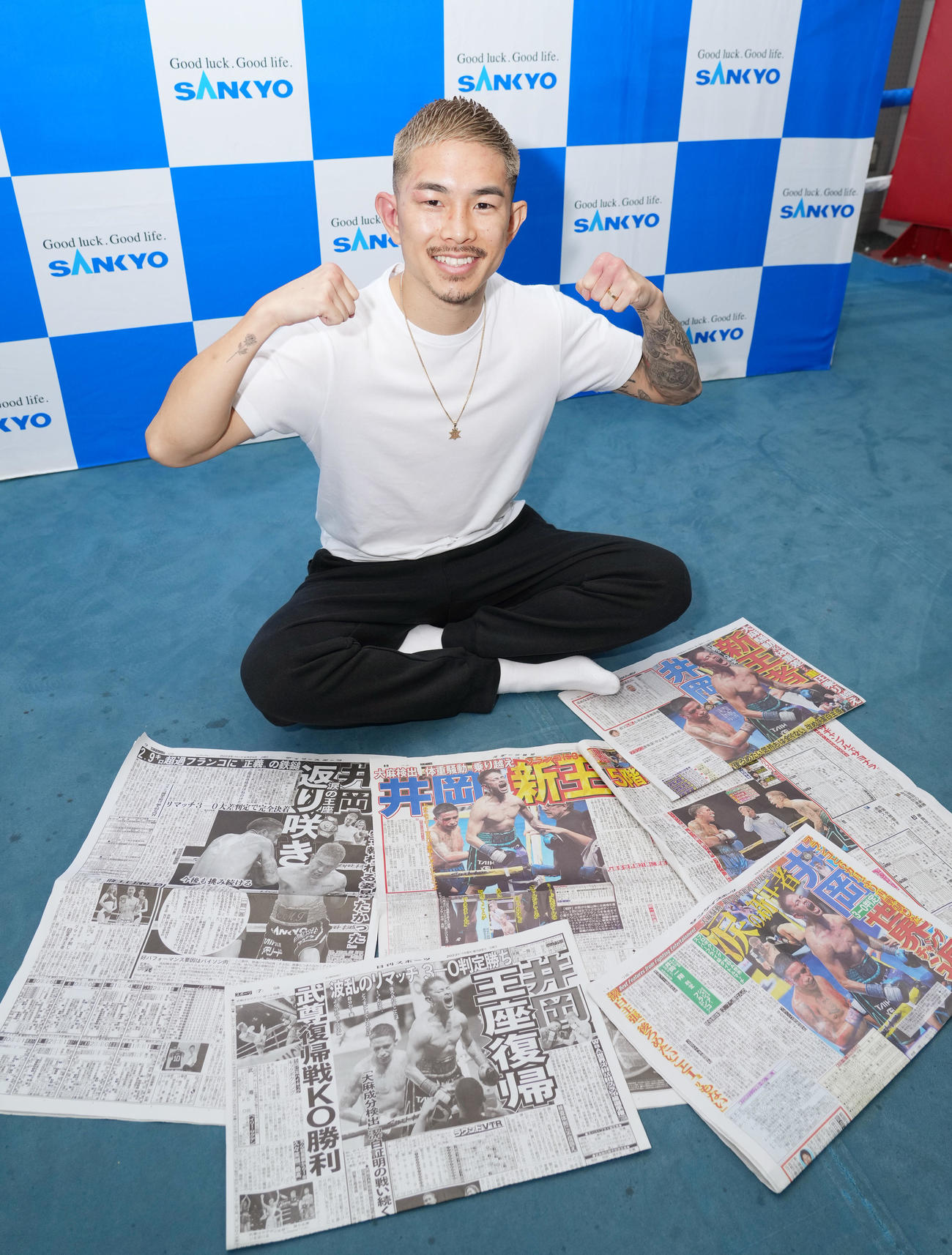 WBA世界スーパーフライ級タイトルマッチから一夜明け、掲載された新聞を前に笑顔を見せる井岡（撮影・菅敏）