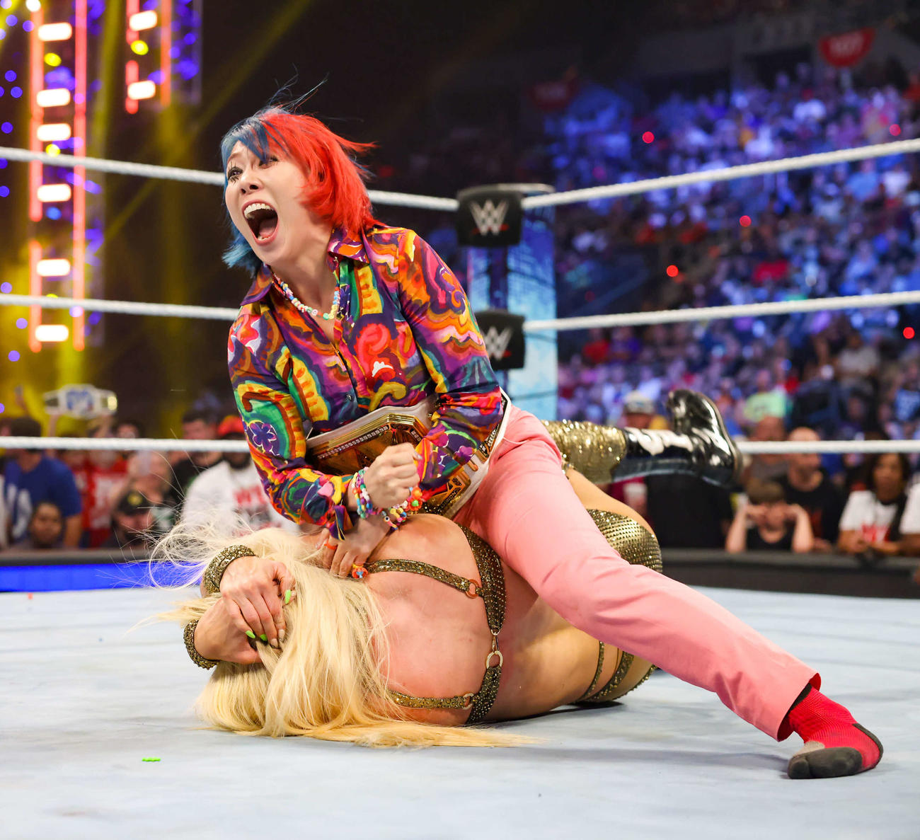 馬乗りになってシャーロット・フレアー（下）をボコボコに殴るWWE女子王者アスカ（C）2023 WWE, Inc. All Rights Reserved.