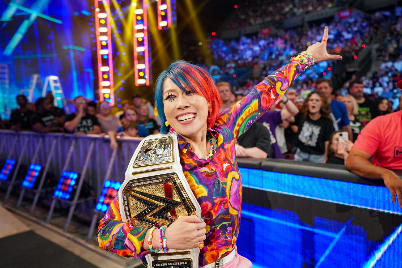WWE女子王座ベルトを持って花道を立ち去る王者スカ（C）2023 WWE, Inc. All Rights Reserved.