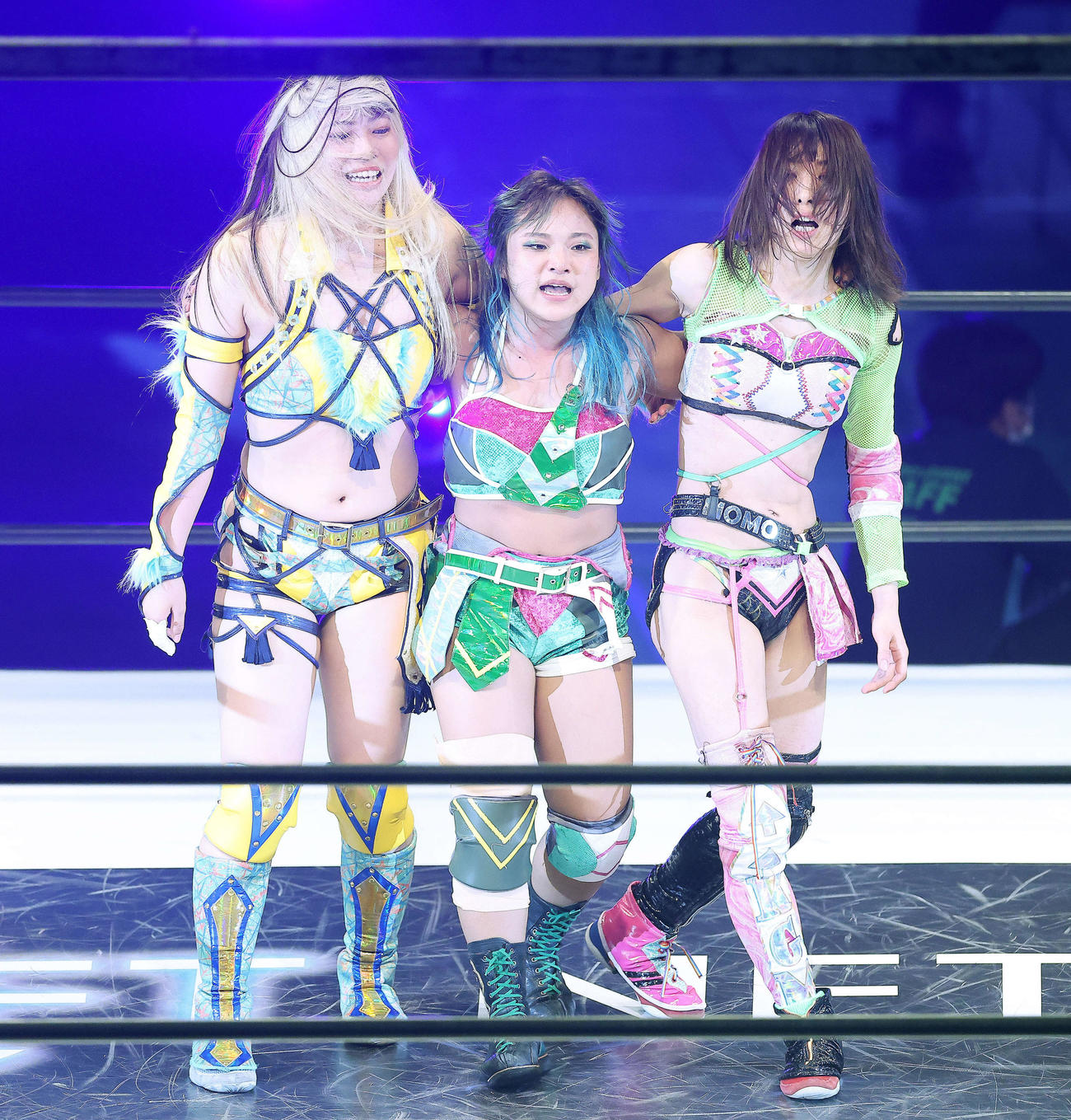 さくらあや、水森由菜、月山和香組に勝利する、左から羽南、飯田沙耶、向後桃組（撮影・河田真司）