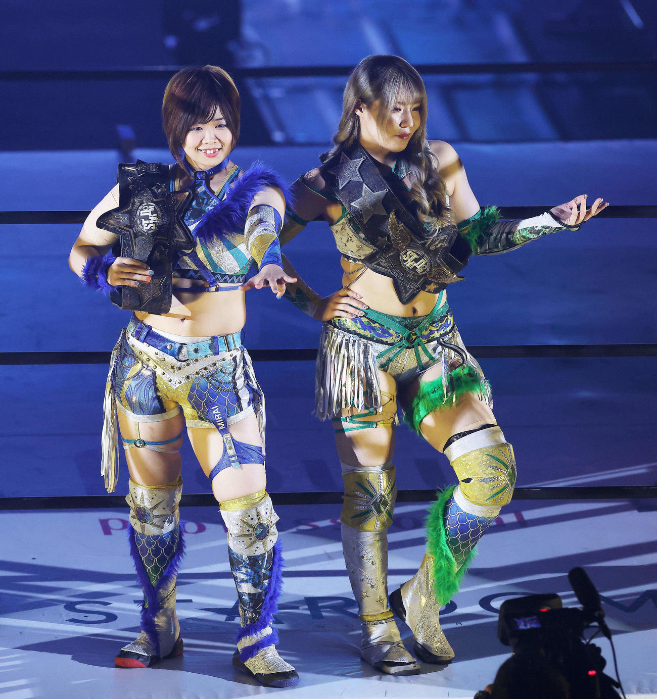 入場するMIRAI（左）、壮麗亜美組（撮影・河田真司）