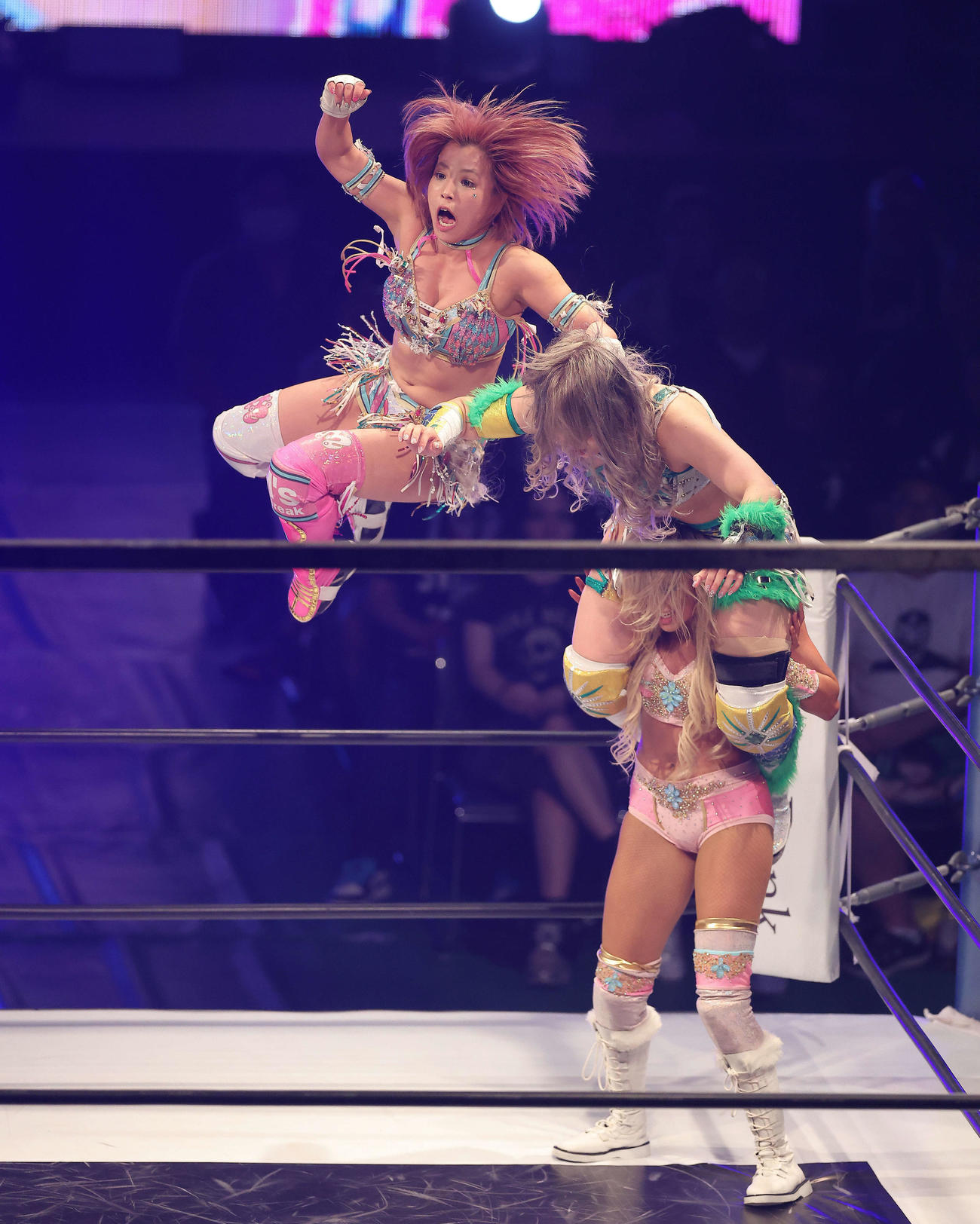 壮麗亜美（中央）を攻める白川未奈（上）とマライア・メイ（下）（撮影・河田真司）