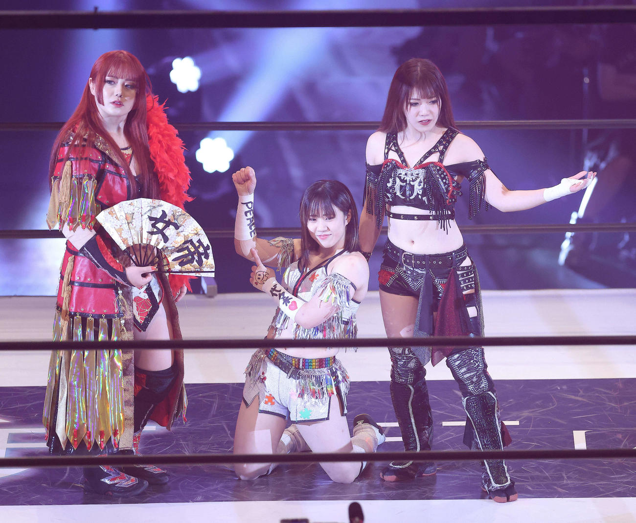 入場しリングに上がりポーズを決める、左から舞華、星来芽依、鈴季すず組（撮影・河田真司）