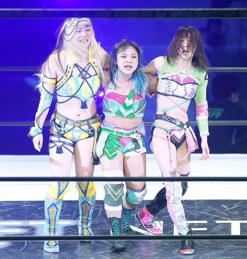 さくらあや、水森由菜、月山和香組に勝利する、左から羽南、飯田沙耶、向後桃組（撮影・河田真司）