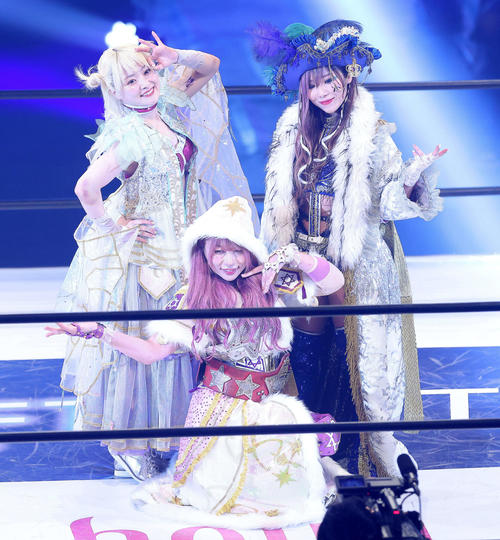 リングに上がりポーズを決める、左からなつぽい、中野たむ、KAIRI（撮影・河田真司）