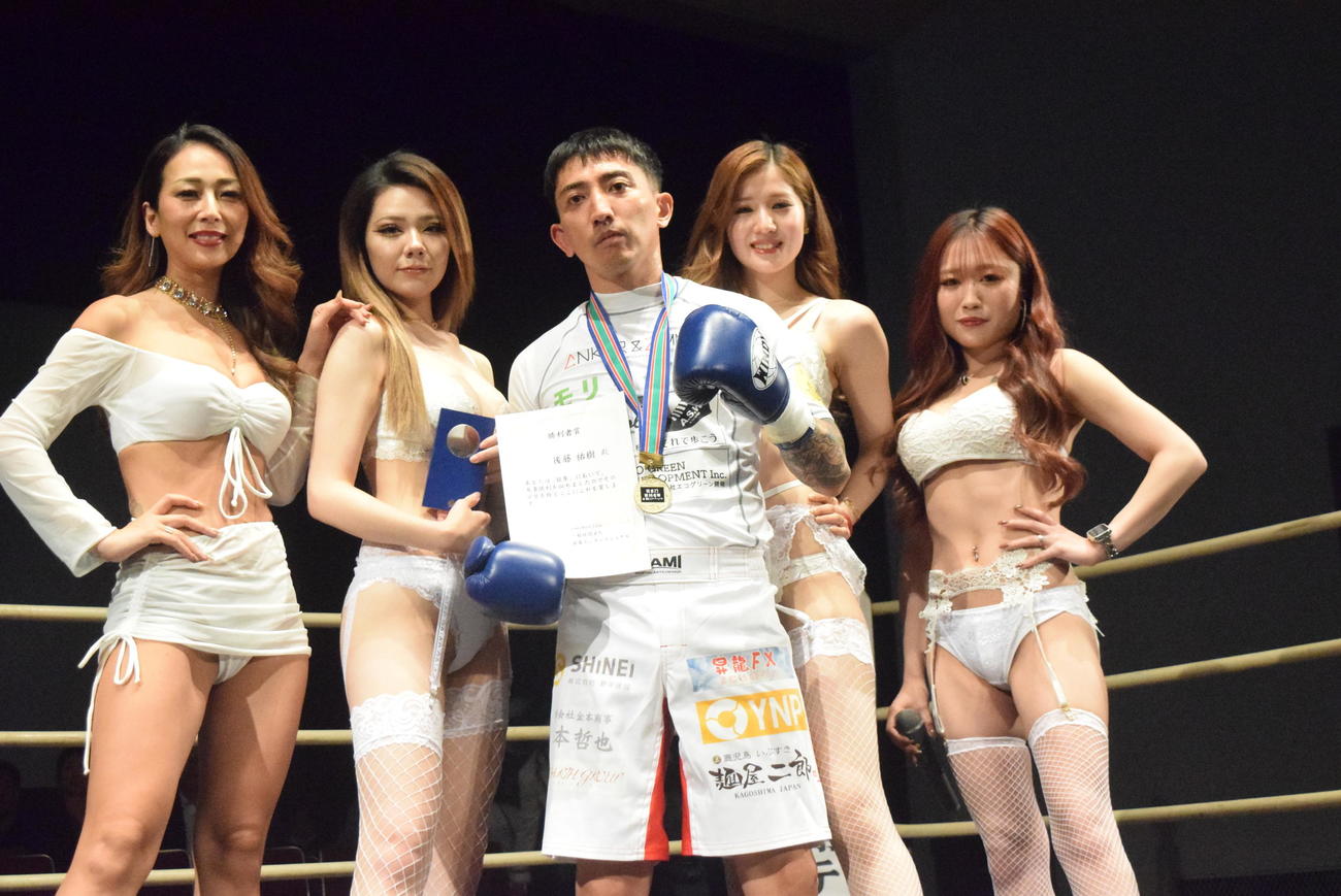 高岡蒼佑に勝利した後藤祐樹（中央）（撮影・阪口孝志）