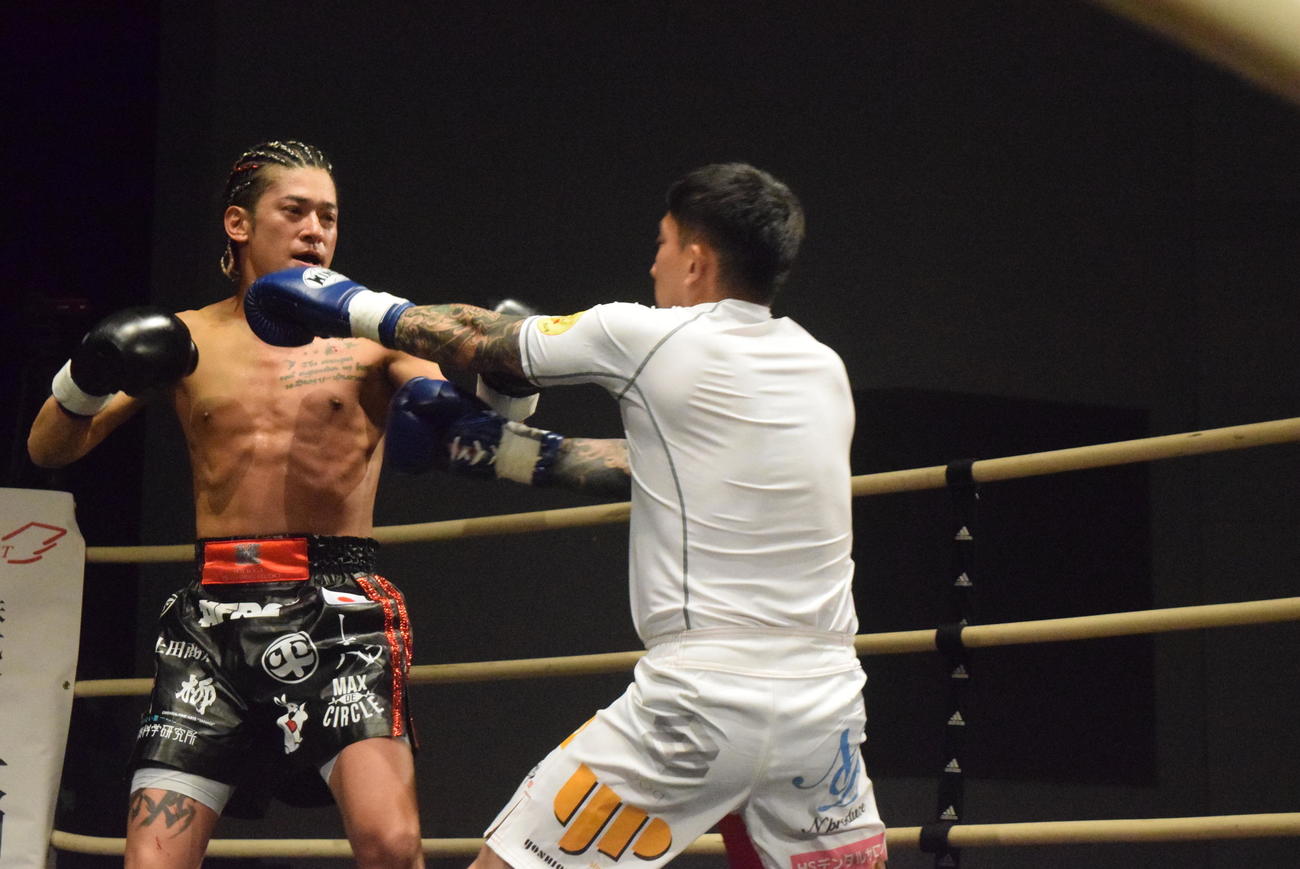 競拳23で戦う高岡蒼佑と後藤祐樹（右）（撮影・阪口孝志）