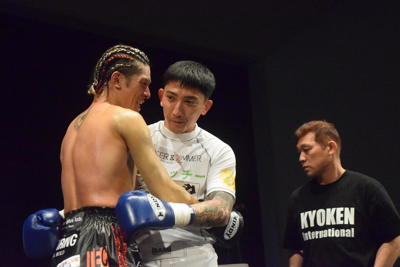 健闘をたたえ合う高岡蒼佑と後藤祐樹（右）（撮影・阪口孝志）