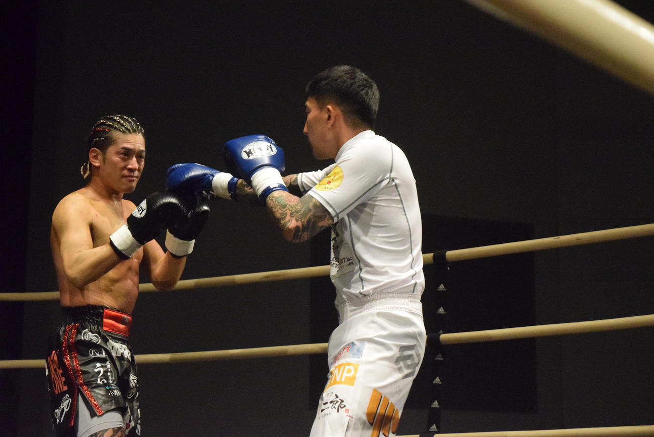 競拳23で戦う高岡蒼佑と後藤祐樹（右）（撮影・阪口孝志）