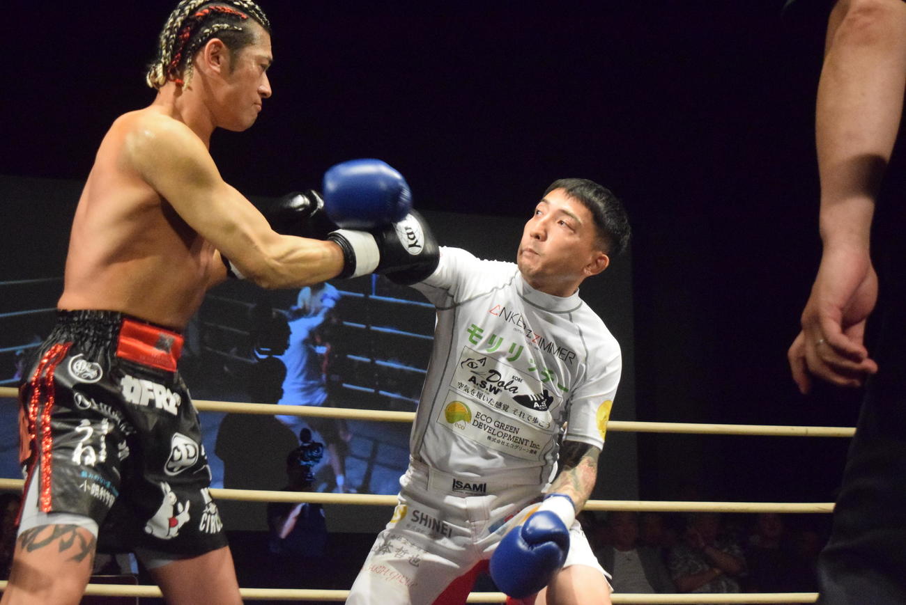 競拳23で戦う高岡蒼佑と後藤祐樹（右）（撮影・阪口孝志）
