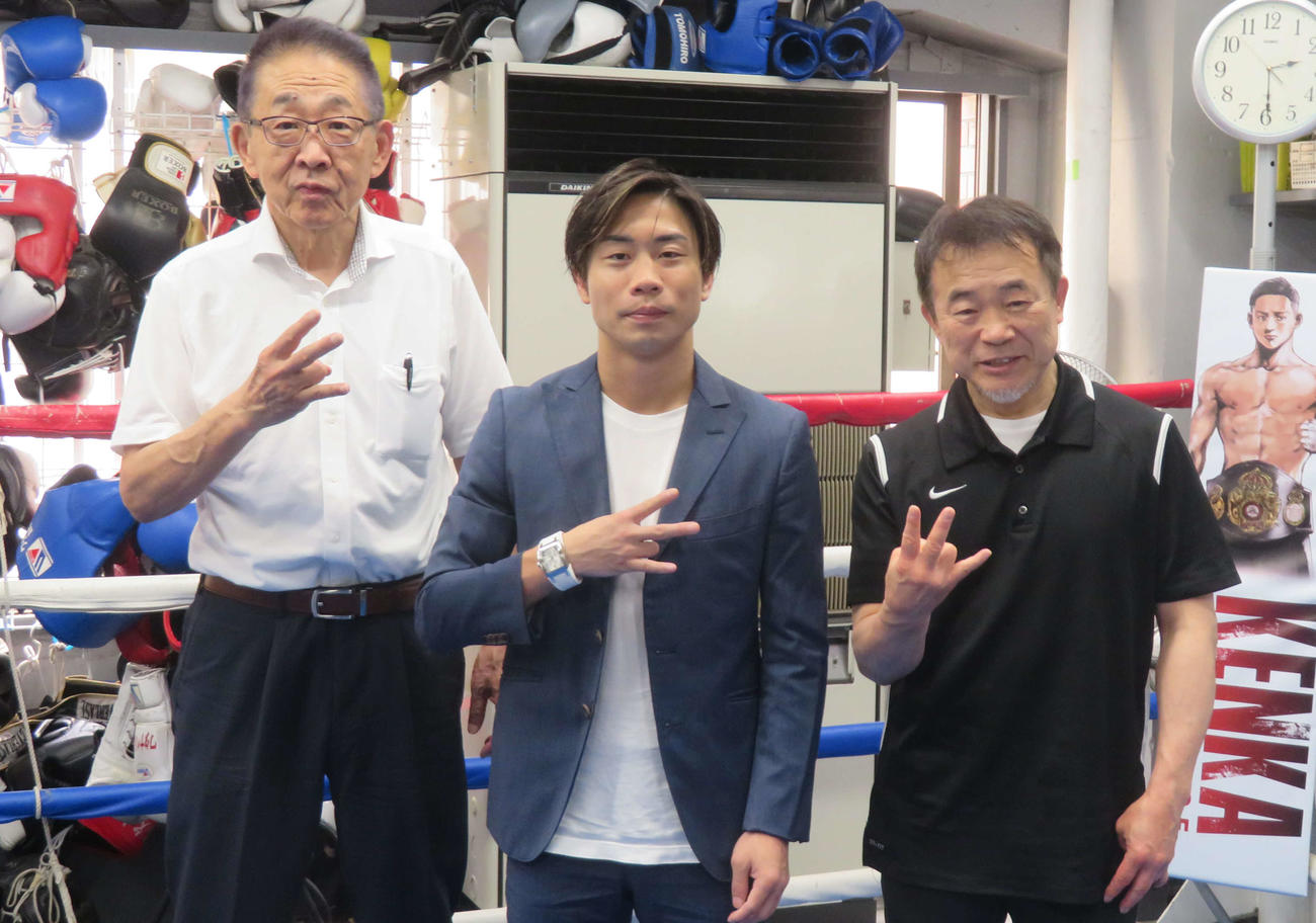 8月5日に再起戦に臨むことが発表された元WBO世界ミニマム級王者谷口将隆（中央）。左は渡辺均会長、右が伯耆トレーナー