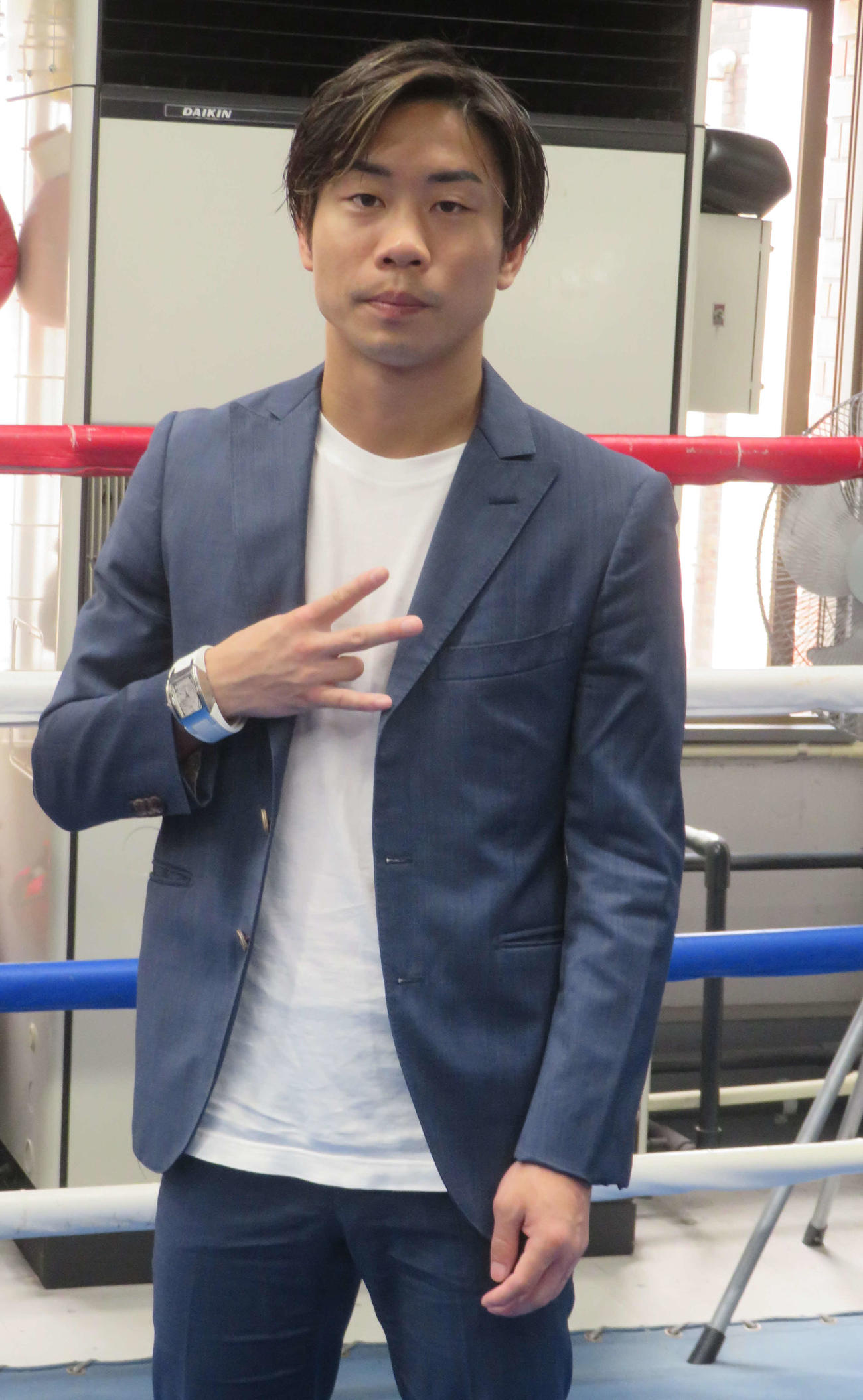 8月5日に元東洋太平洋ライトフライ級王者堀川謙一との再起戦に臨む元WBO世界ミニマム級王者谷口将隆は所属ジムの頭文字「W」ポーズを決める
