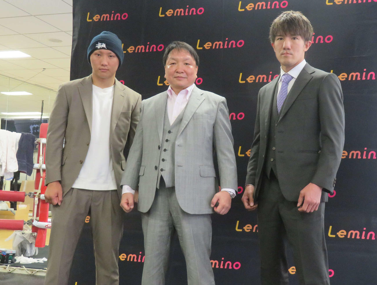カード発表会見に出席した日本フェザー級王者松本（左）、大橋会長（中央）、WBOアジア・パシフィック・スーパーライト級1位井上浩