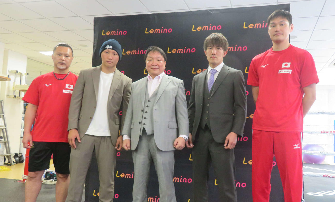 フェニックスバトル103大会の会見に出席した選手、関係者たち（左から松本好二トレーナー、松本圭佑、大橋秀行会長、井上浩樹、鈴木康弘トレーナー）