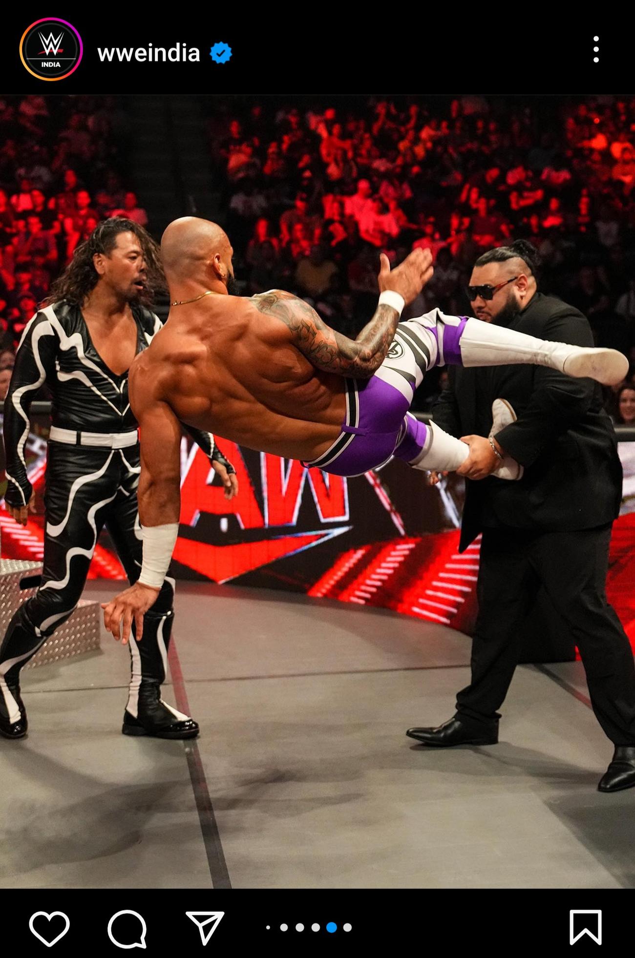 試合を視察したブロンソン・リード（右端）を攻撃するリコシェ（中央）と中邑真輔（WWEインド公式インスタグラムから）