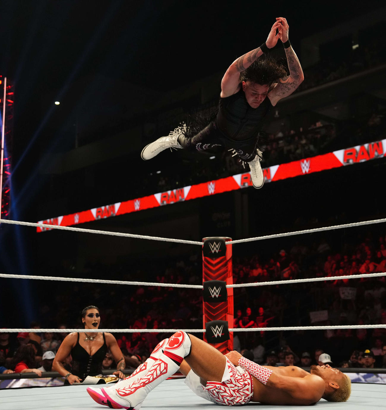 ドミニク・ミステリオ（上）のフロッグスプラッシュを浴びる戸沢陽（C）2023 WWE, Inc. All Rights Reserved.