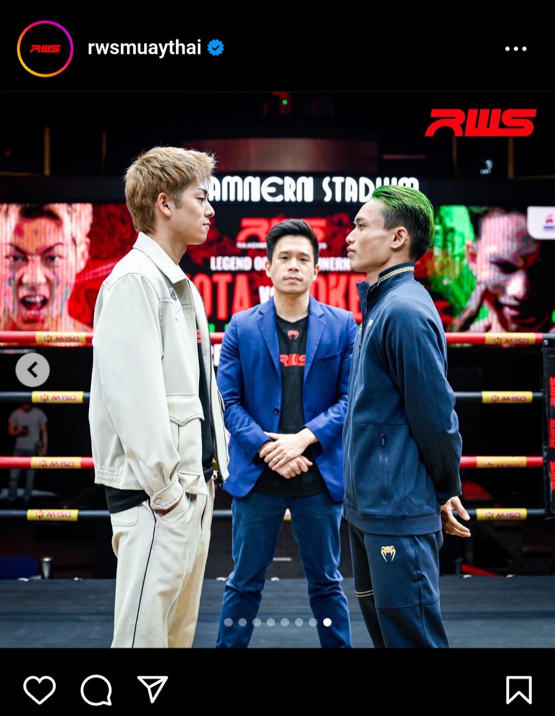 7月1日にキック戦に臨むジョーカー・ファイトクラブ（右端）とフェースオフする三浦孝太（左端）（ラジャダムナンスタジアム公式インスタグラムから）