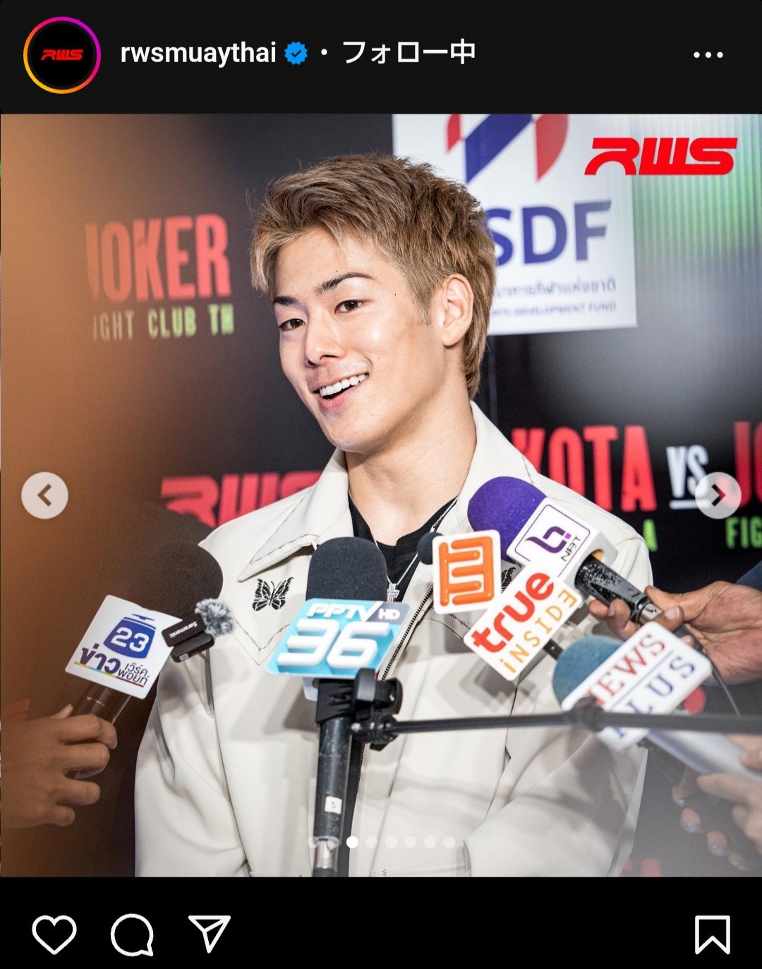 現地でインタビューに応じる三浦孝太（ラジャダムナンスタジアム公式インスタグラムから）
