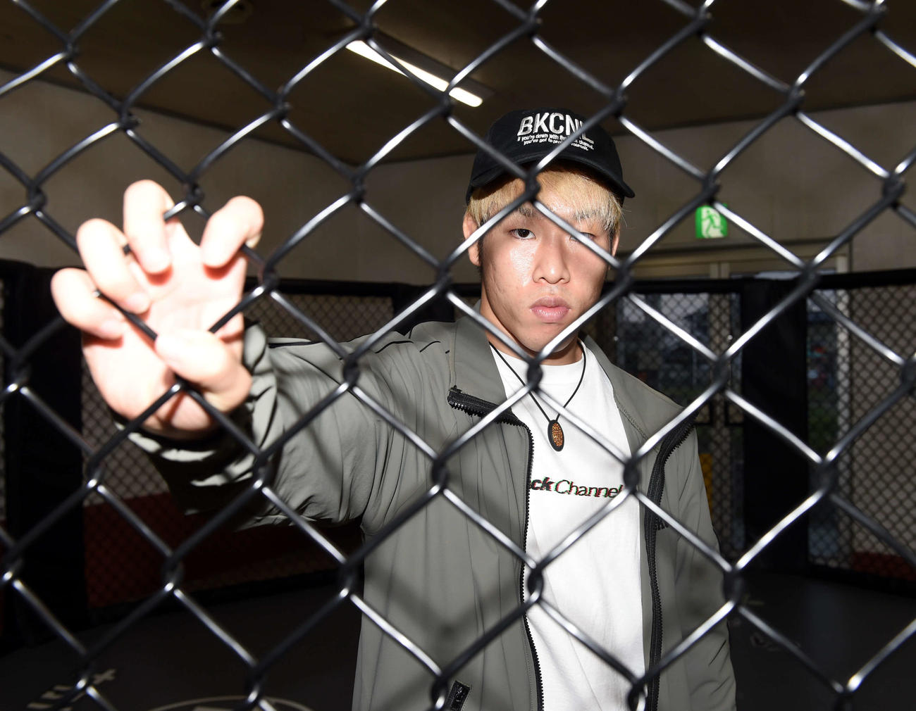 DEEP、CFFC、ベラトールの3冠に挑む神龍誠はケージ越しに鋭い眼光を見せる（撮影・山田愛斗）