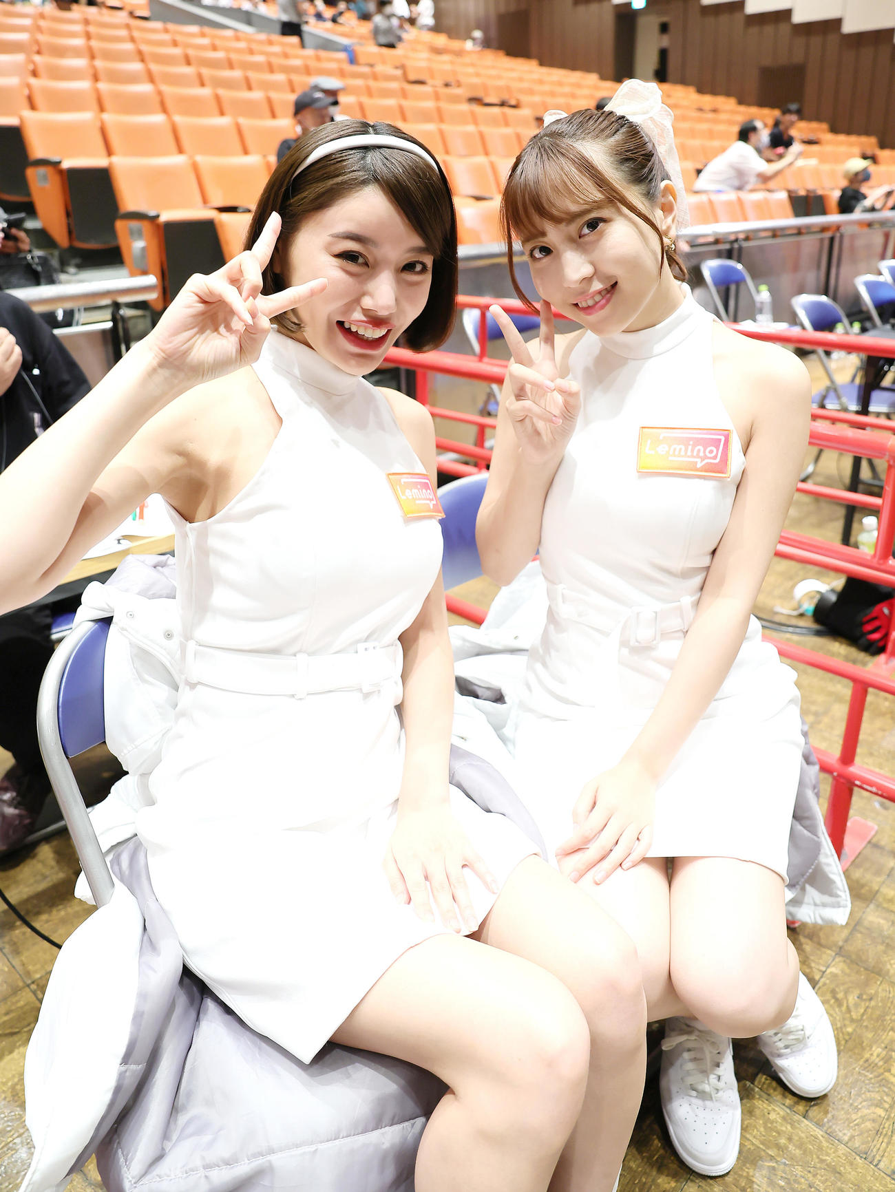 ラウンドガールを務める長瀬礼華（左）と竹内星菜（撮影・足立雅史）
