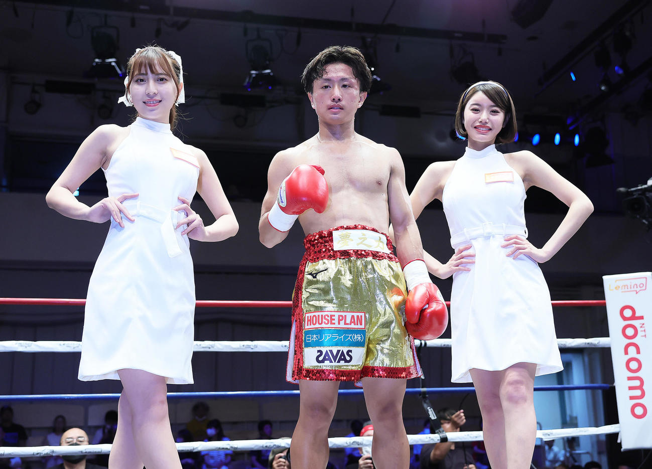 ミニマム級8回戦　勝利し記念撮影に臨む石井。左はラウンドガールの竹内星菜、右は長瀬礼華（撮影・足立雅史）