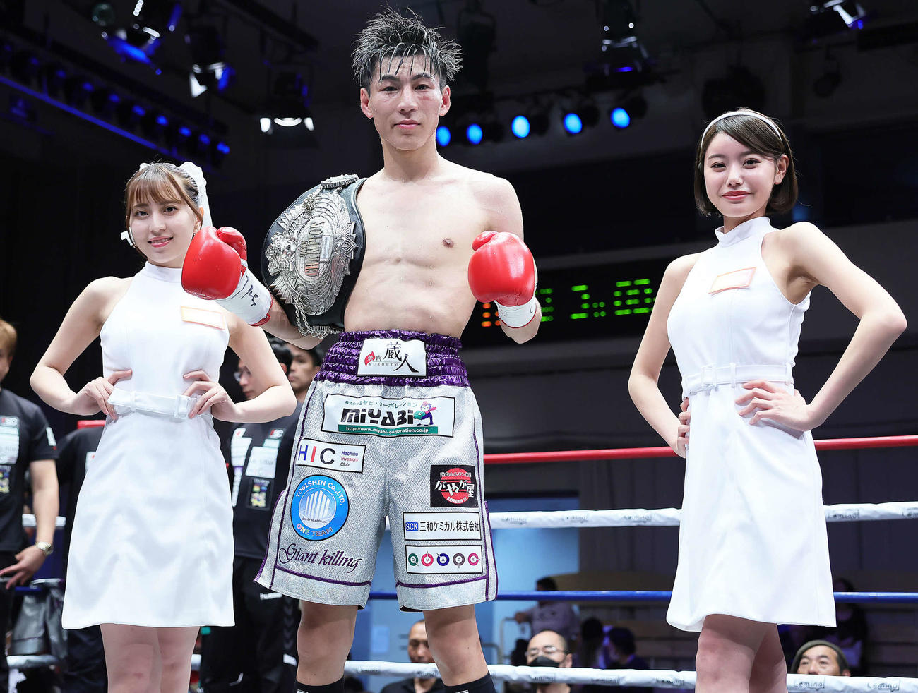 下町（中央）は大湾を破り、ベルトを手にラウンドガールの竹内星菜（左）、長瀬礼華と記念撮影（撮影・足立雅史）