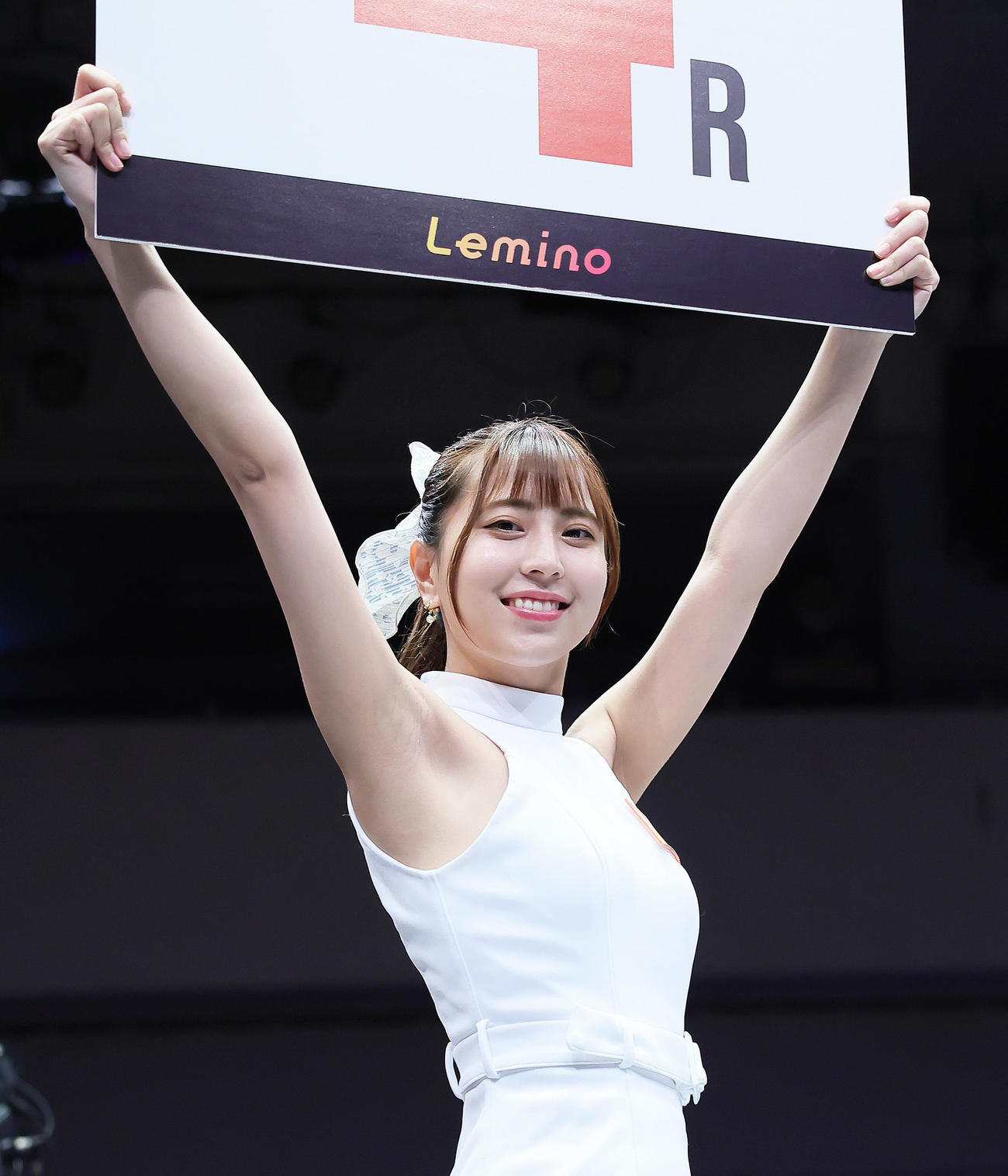 ラウンドガールを務めた竹内星菜（撮影・足立雅史）