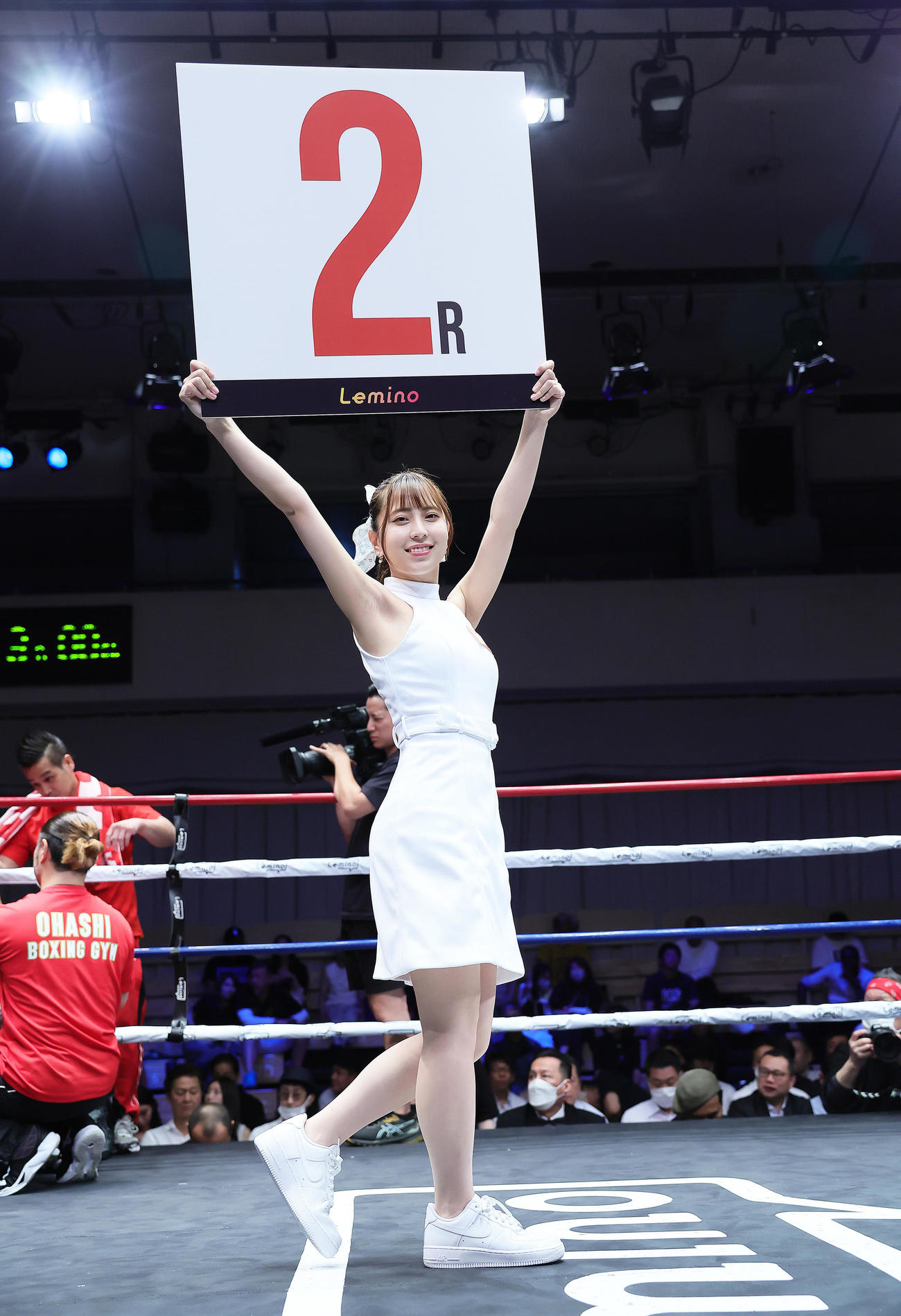 ラウンドガールを務めた竹内星菜（撮影・足立雅史）