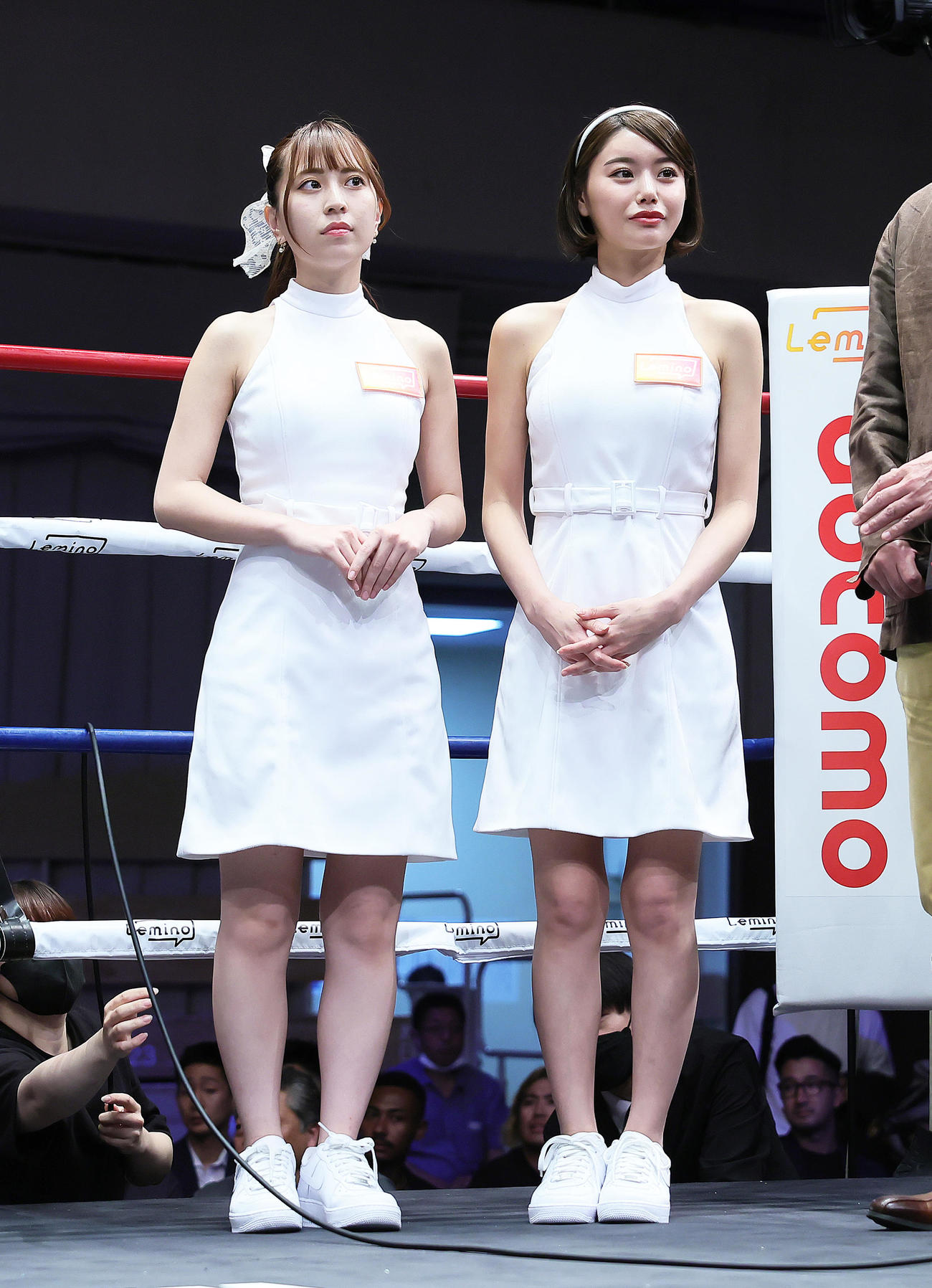 リングに並ぶラウンドガールの竹内星菜（左）と長瀬礼華（撮影・足立雅史）