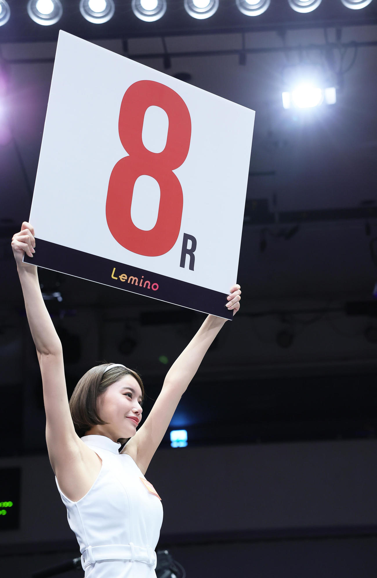 ラウンドガールを務めた長瀬礼華（撮影・足立雅史）