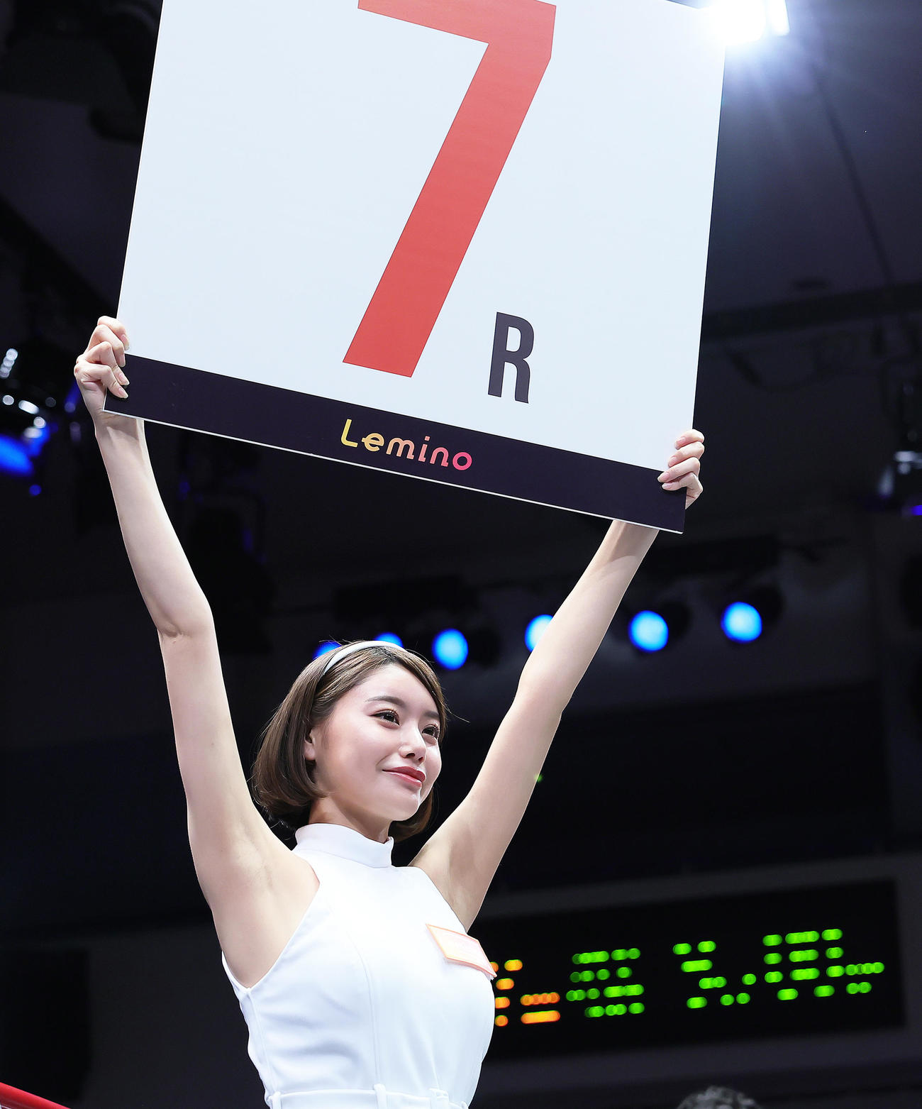 ラウンドガールを務めた長瀬礼華（撮影・足立雅史）