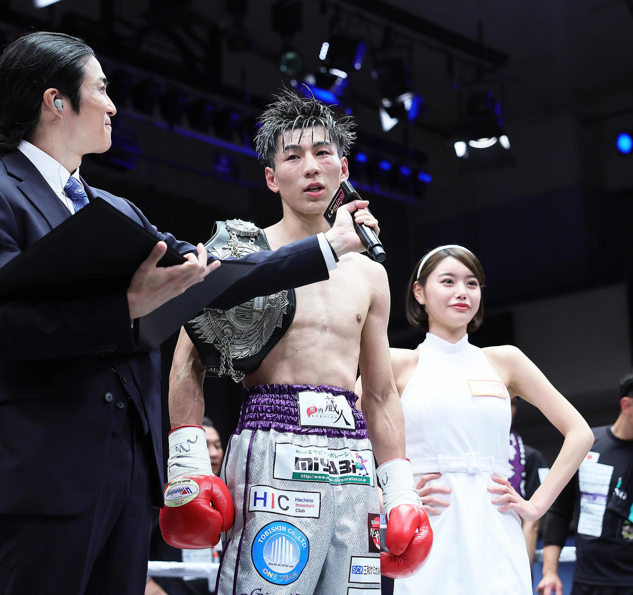 下町は大湾を破りインタビューを受ける。右はラウンドガールの長瀬礼華（撮影・足立雅史）