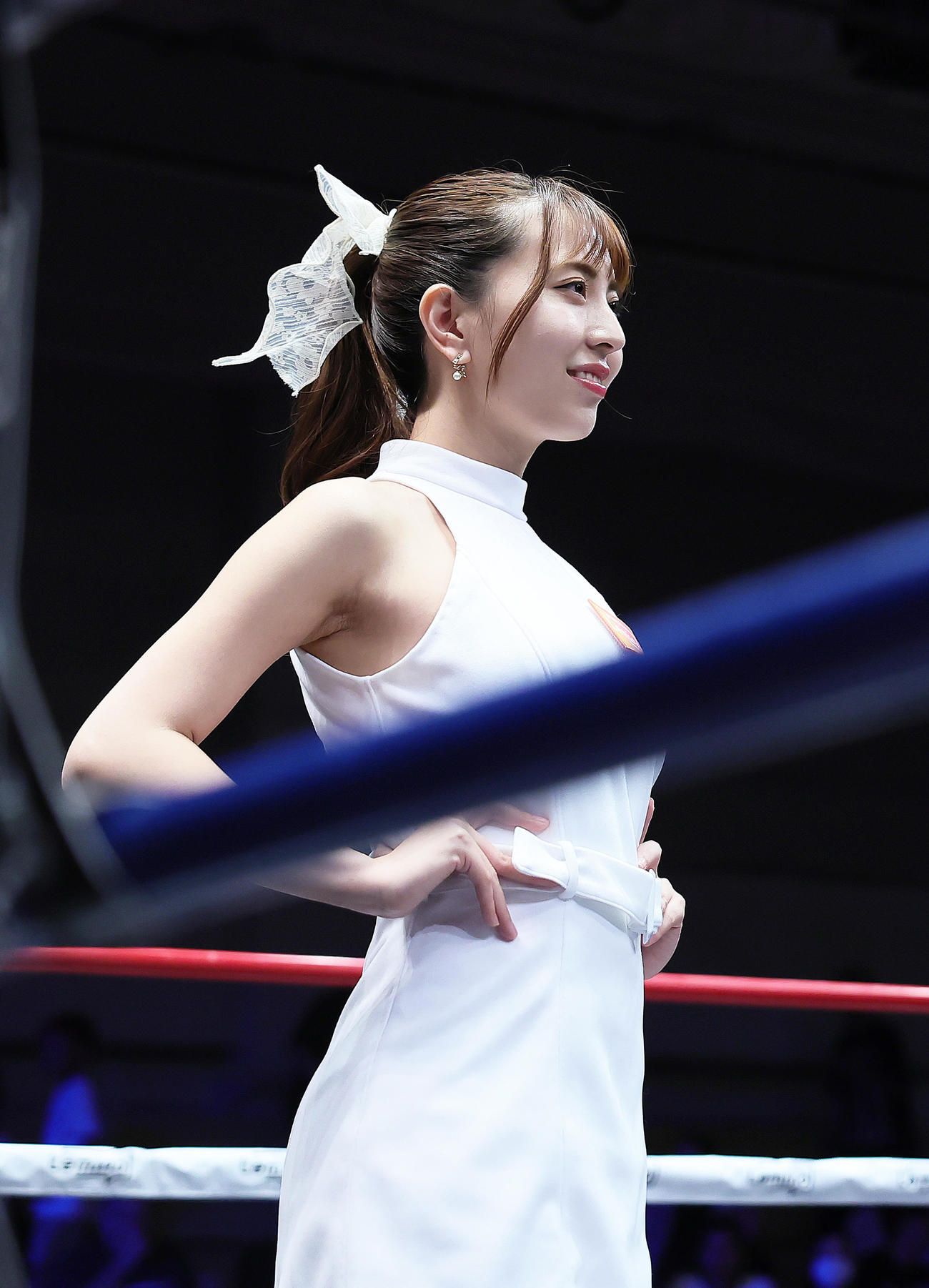 リング上で勝利者インタビューを見つめるラウンドガールの竹内星菜（撮影・足立雅史）