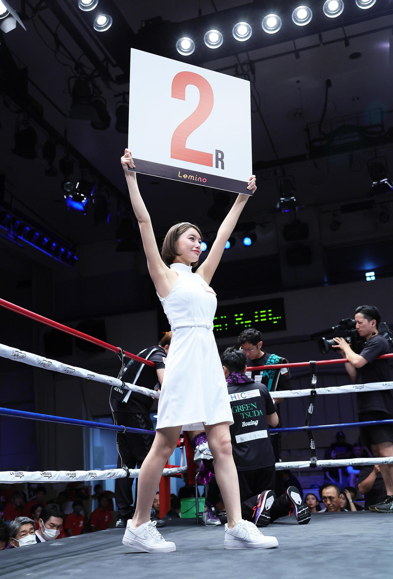 ラウンドガールを務めた長瀬礼華（撮影・足立雅史）