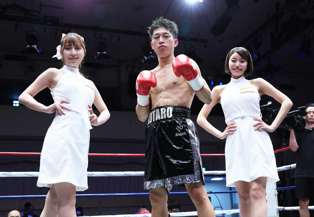 フライ級4回戦　勝利し記念撮影に臨む水口。左はラウンドガールの竹内星菜、右は長瀬礼華（撮影・足立雅史）