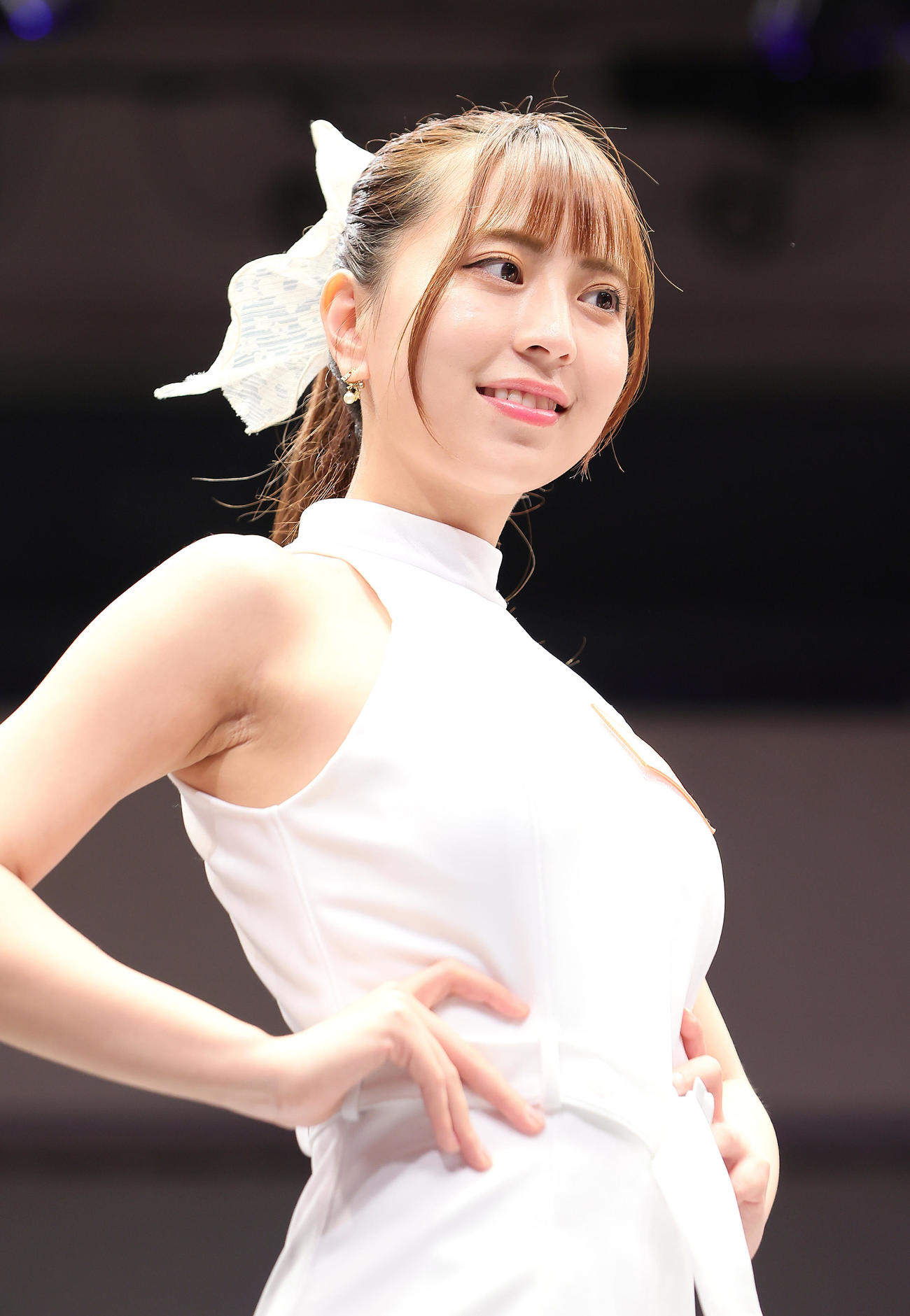 ラウンドガールを務めた竹内星菜（撮影・足立雅史）