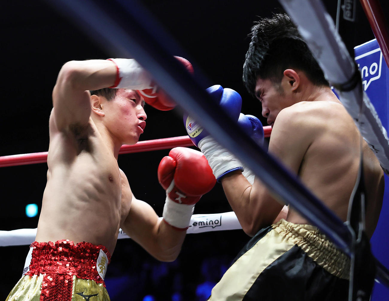 ミニマム級8回戦　1回、石井（左）はナチャポン・ウイチャイタからダウンを奪う（撮影・足立雅史）