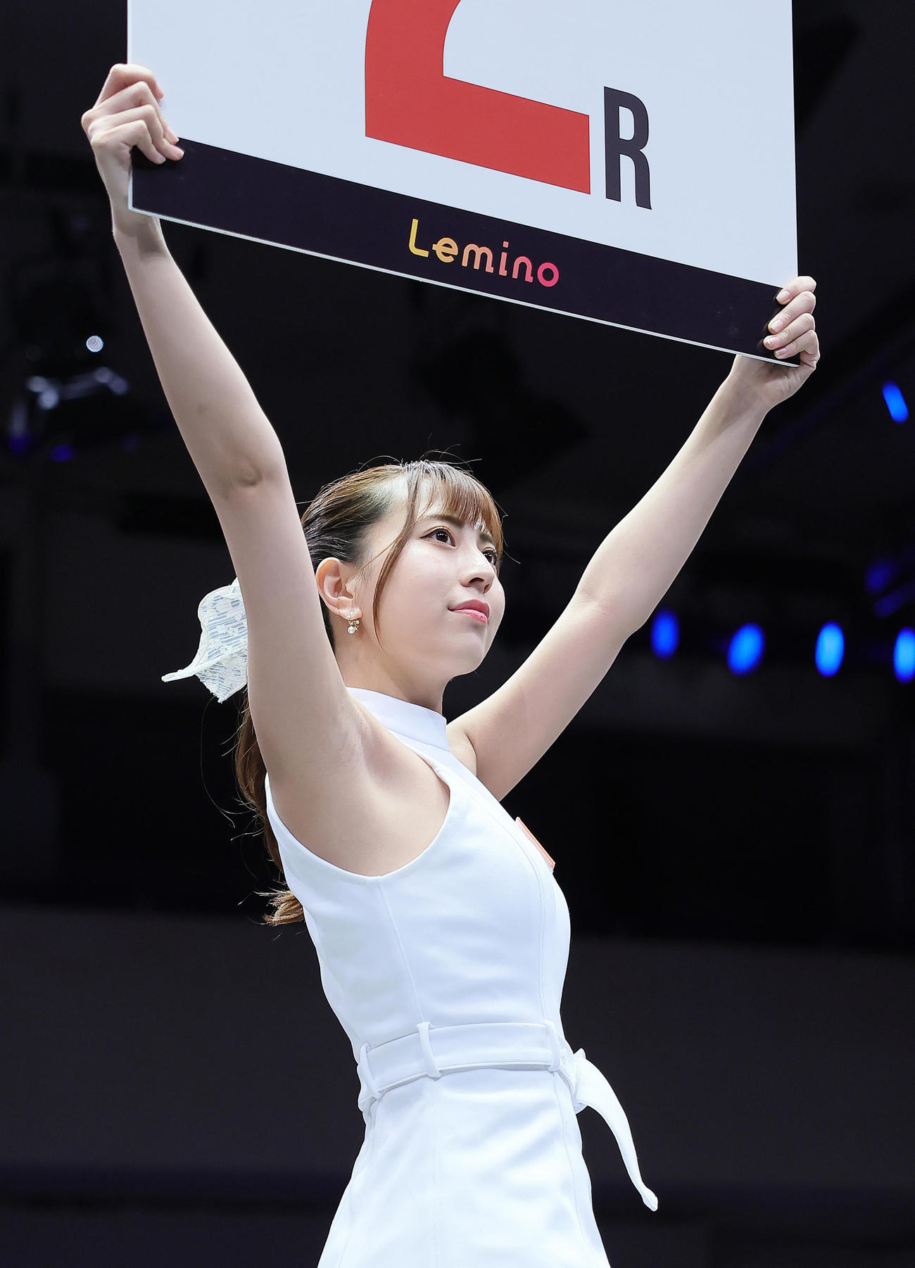 ラウンドガールを務めた竹内星菜（撮影・足立雅史）