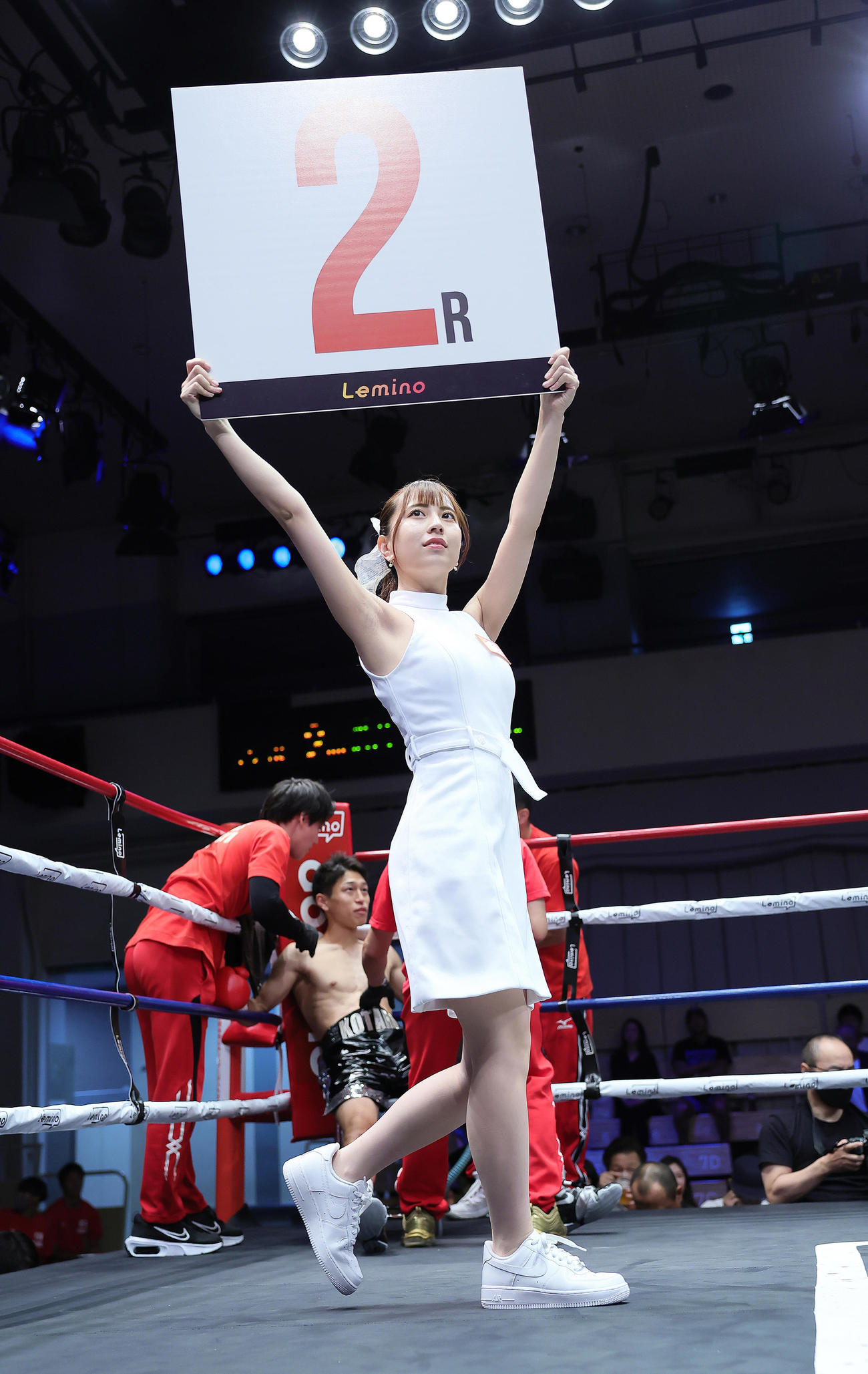 ラウンドガールを務めた竹内星菜（撮影・足立雅史）