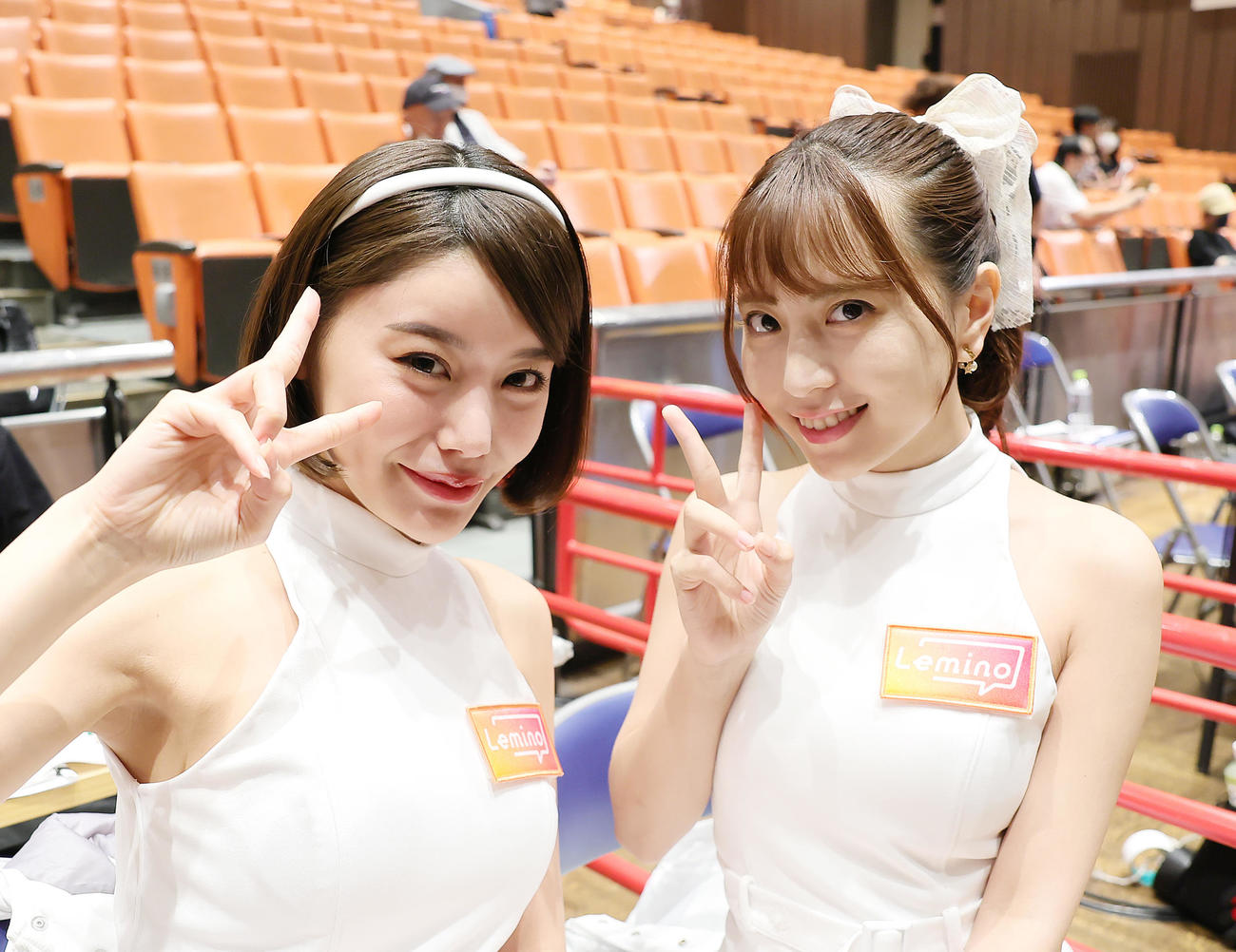 ラウンドガールを務める長瀬礼華（左）と竹内星菜（撮影・足立雅史）