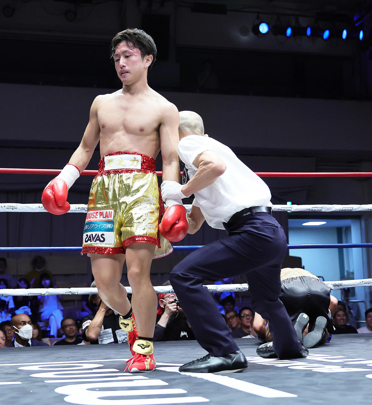フェニックスバトル101　ミニマム級8回戦　2回、石井（左）はナチャポン・ウイチャイタをKOで破る（撮影・足立雅史）