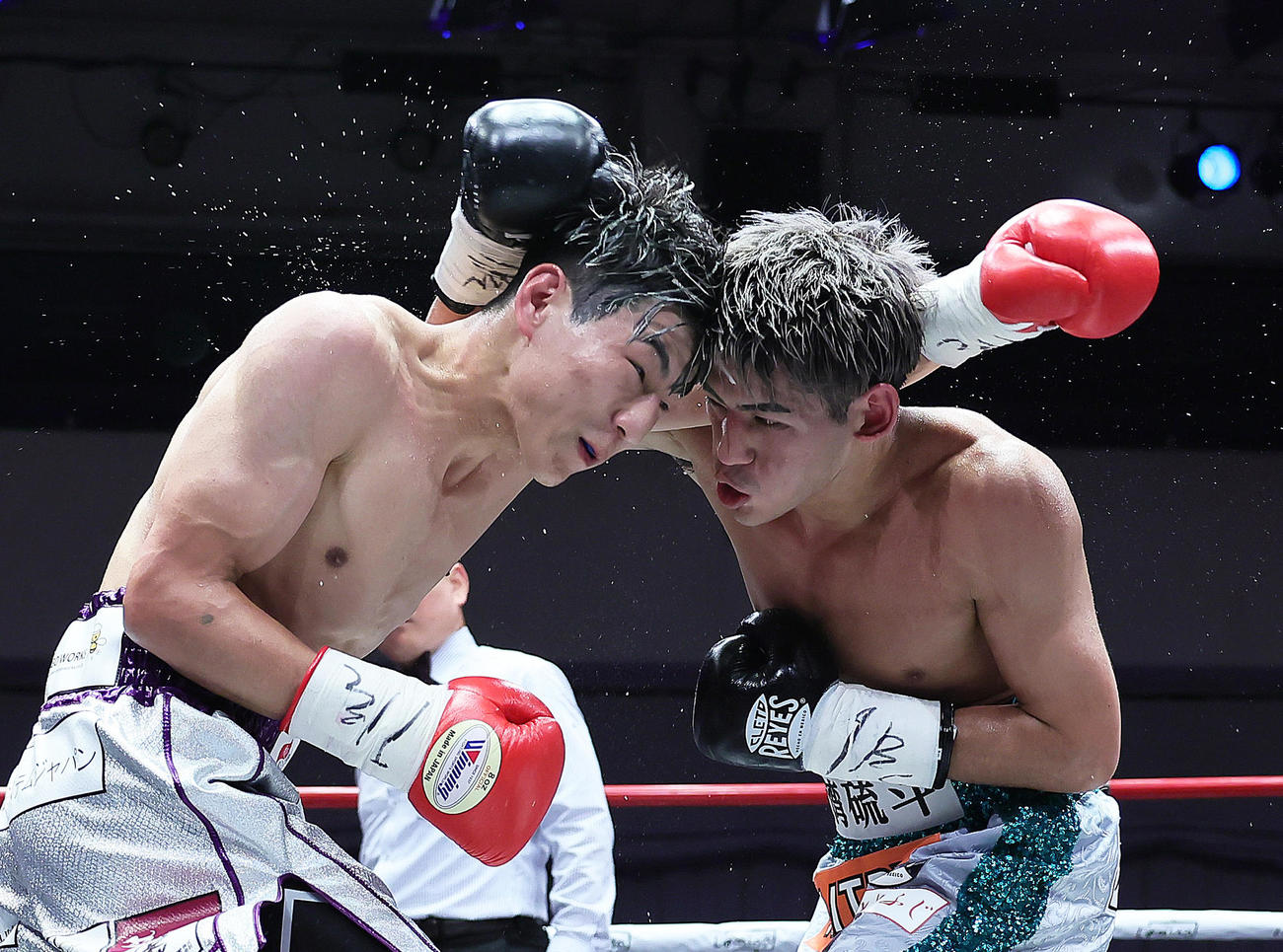 日本スーパーバンタム級王座決定戦10回戦　9回、激しく打ち合う下町（左）と大湾（撮影・足立雅史）