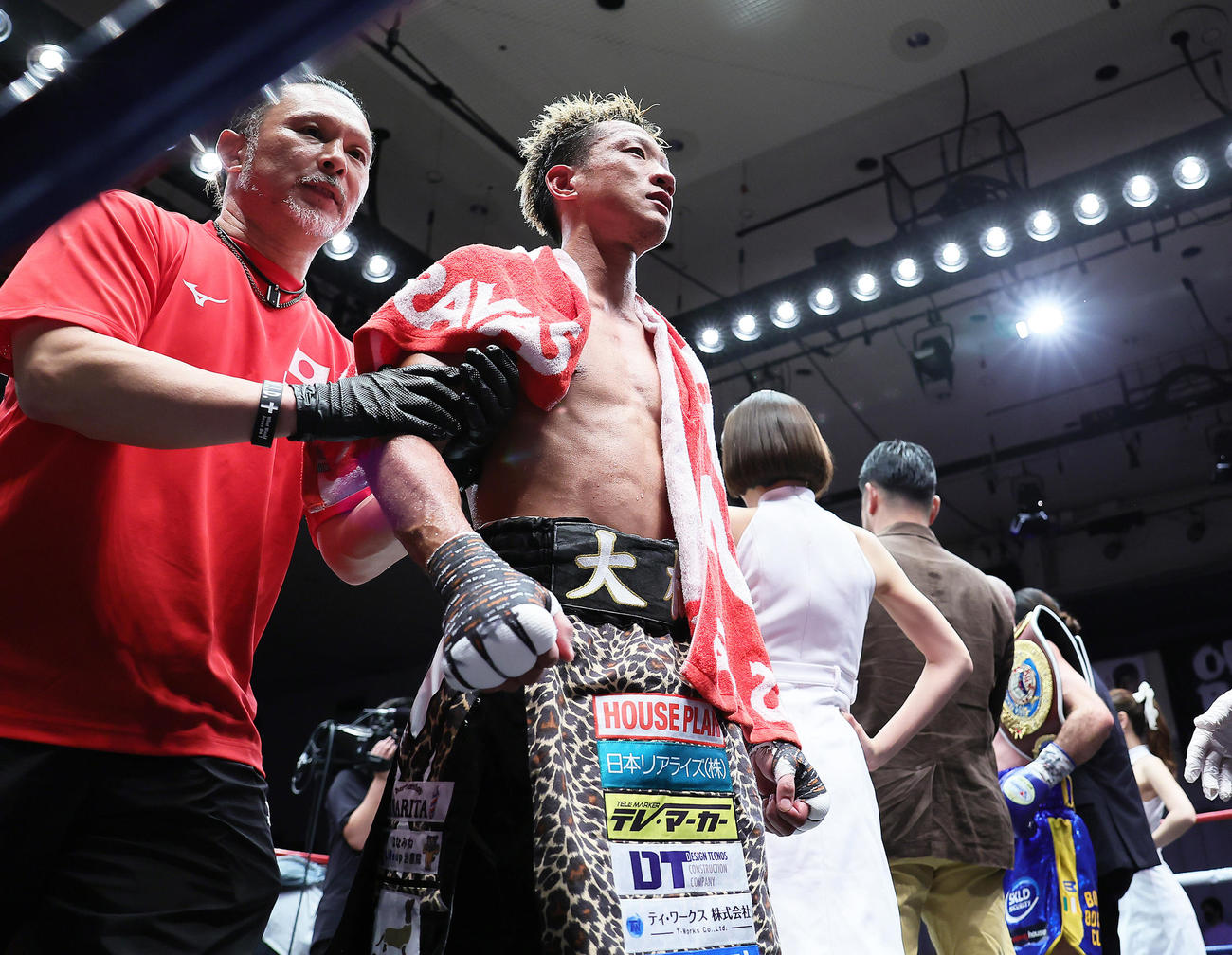 WBOアジアパシフィックスーパーバンタム級タイトルマッチ12回戦　4回、ドヘニー（右）にTKO負けを喫し防衛に失敗した中嶋（撮影・足立雅史）