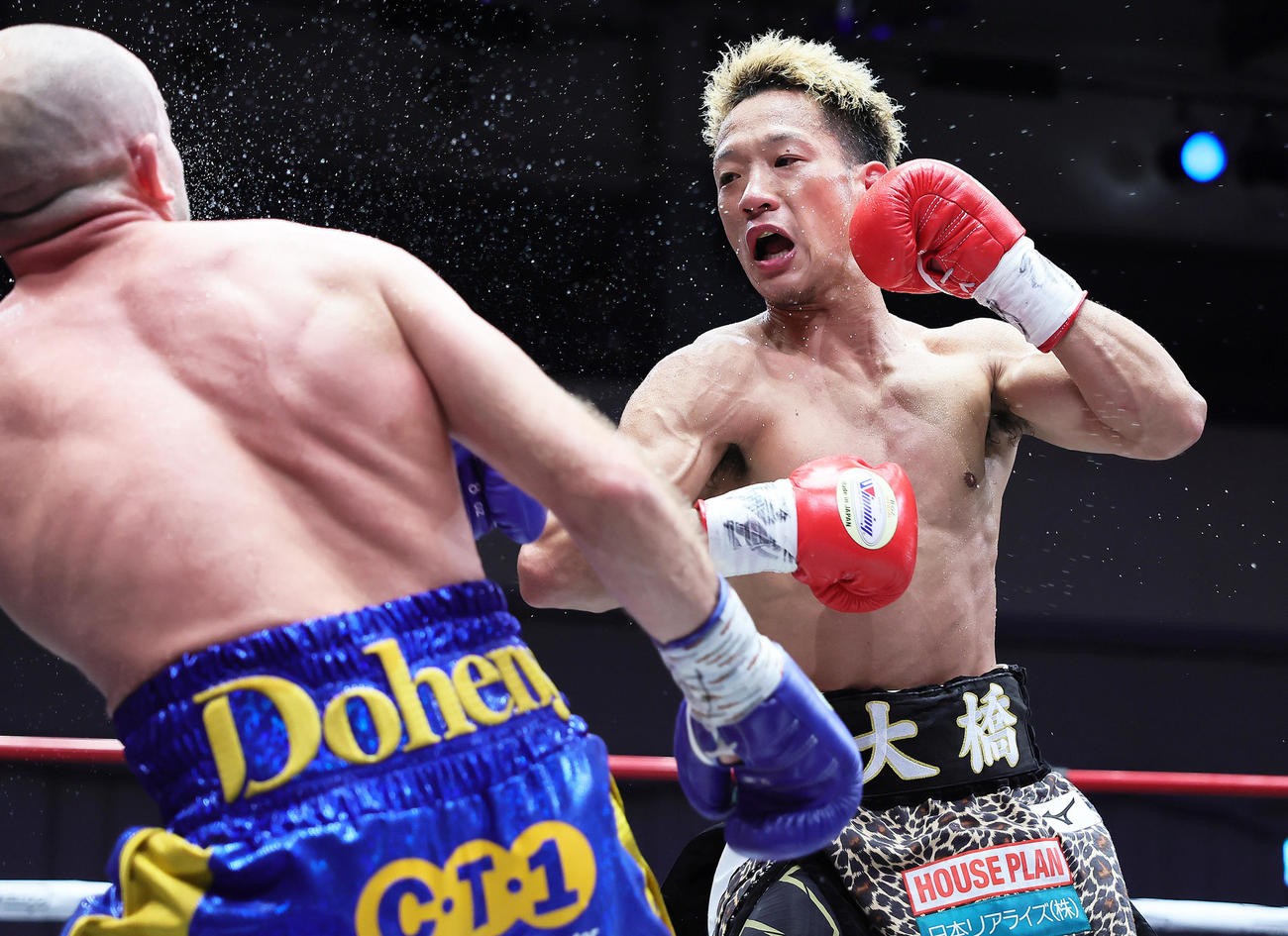 3回、ドヘニー（左）にパンチを見舞う中嶋（撮影・足立雅史）