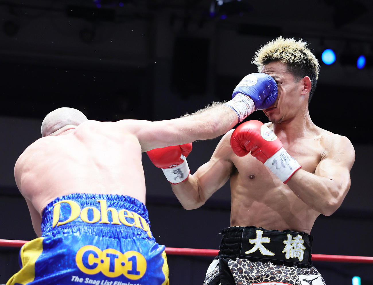 WBOアジアパシフィックスーパーバンタム級タイトルマッチ12回戦　2回、ドヘニー（左）のパンチを食らう中嶋（撮影・足立雅史）