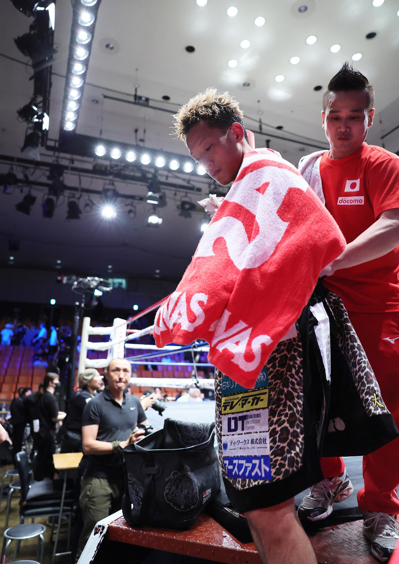 WBOアジアパシフィックスーパーバンタム級タイトルマッチ12回戦　4回、ドヘニーにTKO負けを喫し防衛に失敗しリングを後にする中嶋（左）（撮影・足立雅史）