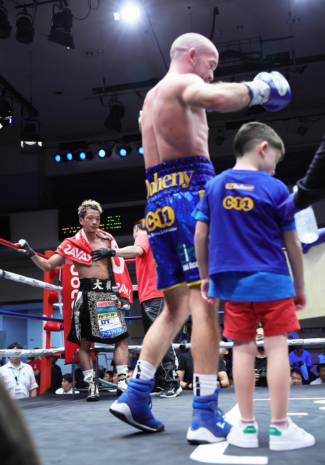 WBOアジアパシフィックスーパーバンタム級タイトルマッチ12回戦　4回、ドヘニー（右）にTKO負けを喫し防衛に失敗した中嶋（撮影・足立雅史）