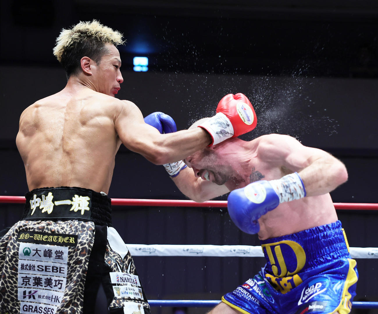 WBOアジアパシフィックスーパーバンタム級タイトルマッチ12回戦　3回、ドヘニー（右）にパンチを見舞う中嶋（撮影・足立雅史）